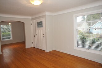 5835 NE 32nd Pl in Portland, OR - Building Photo - Building Photo