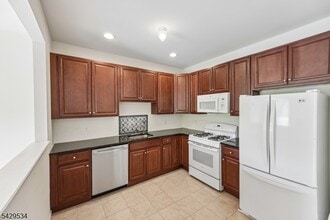 26 DeCroce Ct in Parsippany Troy Hills, NJ - Building Photo - Building Photo