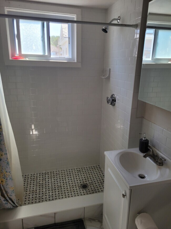 64 Chetwynd Rd, Unit 2 in Somerville, MA - Building Photo - Building Photo