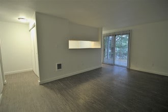 Bayview East Apartments in Bremerton, WA - Building Photo - Building Photo