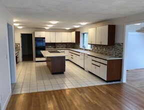 109 E Emerson Rd in Lexington, MA - Foto de edificio - Building Photo