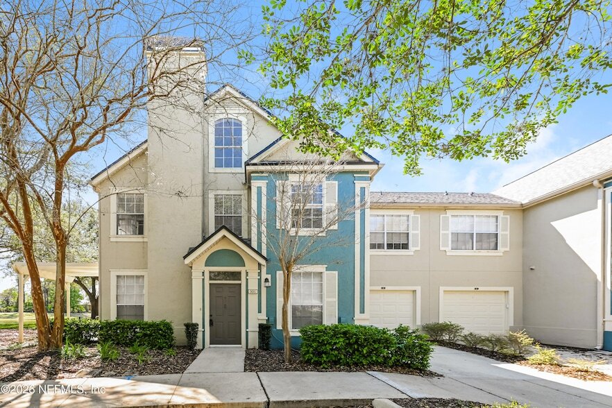 13700 Richmond Park Dr N, Unit 301 in Jacksonville, FL - Foto de edificio