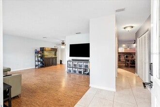 1302 Georgetowne Cir in Sarasota, FL - Building Photo - Building Photo