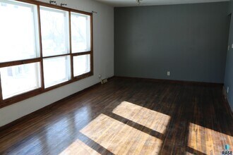 3008 E 15th St in Sioux Falls, SD - Building Photo - Building Photo