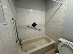 1004 S 52nd St in Philadelphia, PA - Foto de edificio - Building Photo