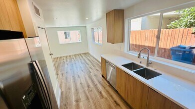 1583 W 37th Pl, Unit 2 in Los Angeles, CA - Foto de edificio - Building Photo