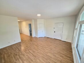 142 Washington St, Unit Apt 1 in Saratoga Springs, NY - Foto de edificio - Building Photo