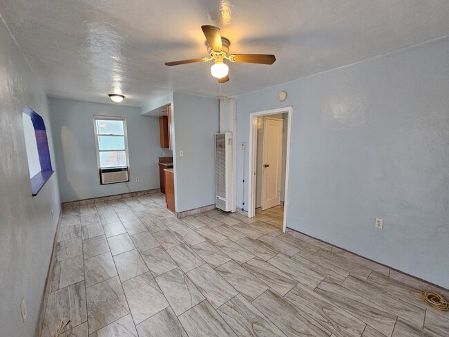 927 N Vista Way in Colton, CA - Foto de edificio - Building Photo