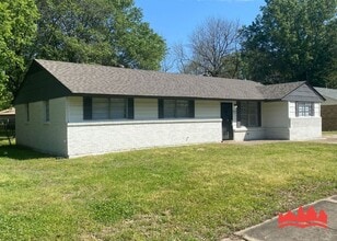 2412 Gathings Dr in West Memphis, AR - Building Photo - Building Photo