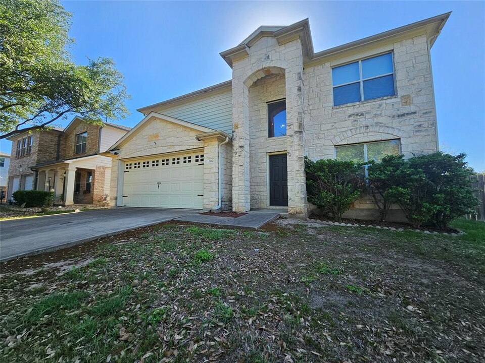 580 Hometown Pkwy in Kyle, TX - Building Photo