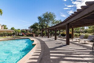 5345 E Van Buren St in Phoenix, AZ - Building Photo
