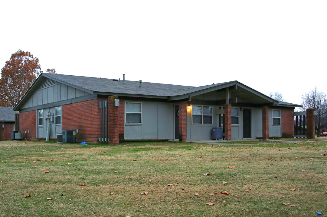 Village West Apartments in Sallisaw, OK - Foto de edificio