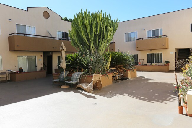 11270 Huston St in North Hollywood, CA - Foto de edificio - Building Photo