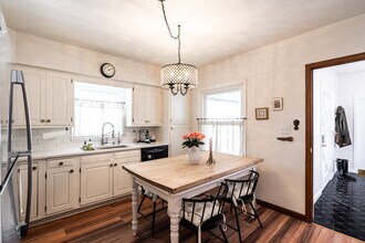 535 W Montclaire Ave in Glendale, WI - Building Photo - Building Photo