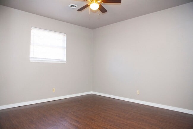 1501 W Rolling Oaks Dr in Rogers, AR - Building Photo - Building Photo