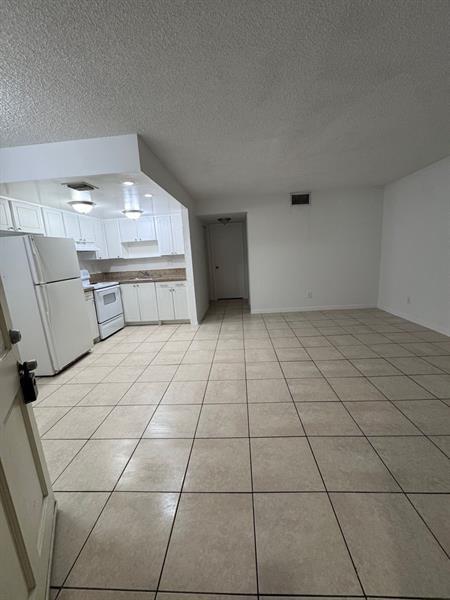 6001 NW 7th St in Margate, FL - Foto de edificio - Building Photo