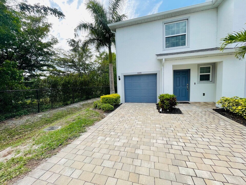 15201 Wildflower Cir in Naples, FL - Building Photo