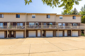 Willowood Village Apartments & Townhomes in Erie, PA - Building Photo - Building Photo