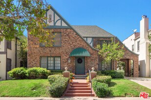 135 N Orange Dr in Los Angeles, CA - Building Photo