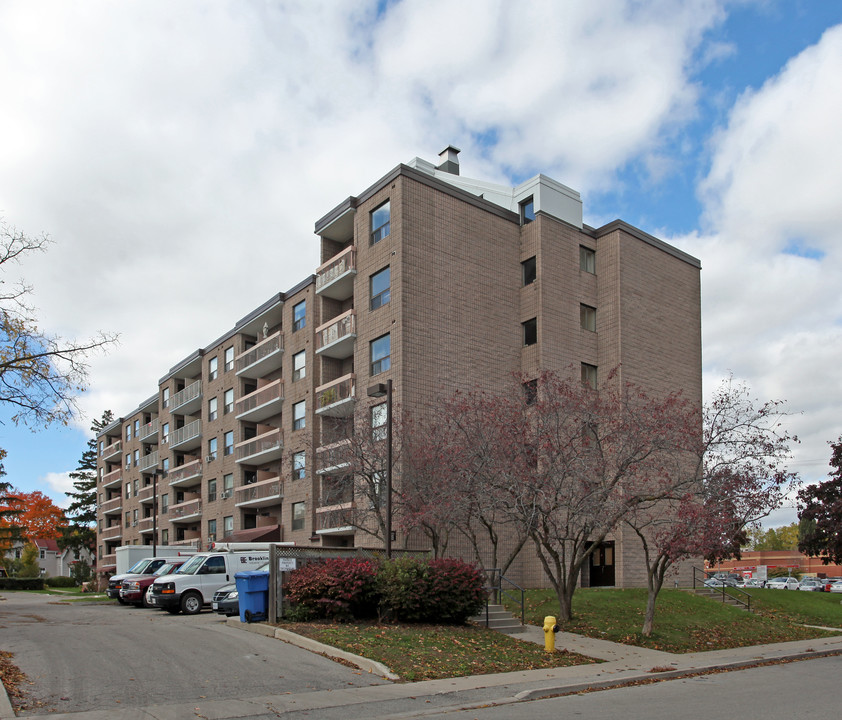 Windsor Place in Whitby, ON - Building Photo