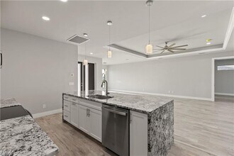 3311 Surfside Blvd in Cape Coral, FL - Foto de edificio - Building Photo