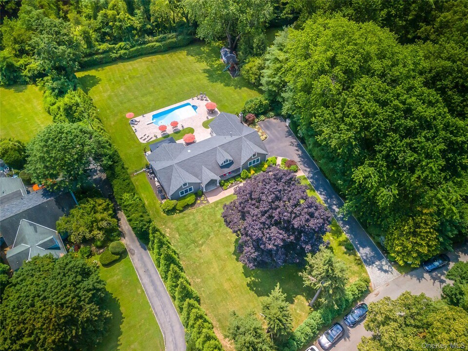 29 Fox Hollow Ln in Old Westbury, NY - Building Photo