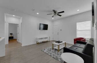 1400 W Platinum Dr, Unit APT 2 in Pharr, TX - Building Photo - Building Photo