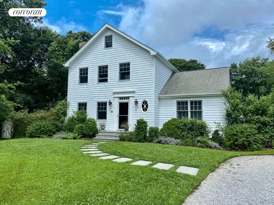 251 Meadows W in Bridgehampton, NY - Building Photo