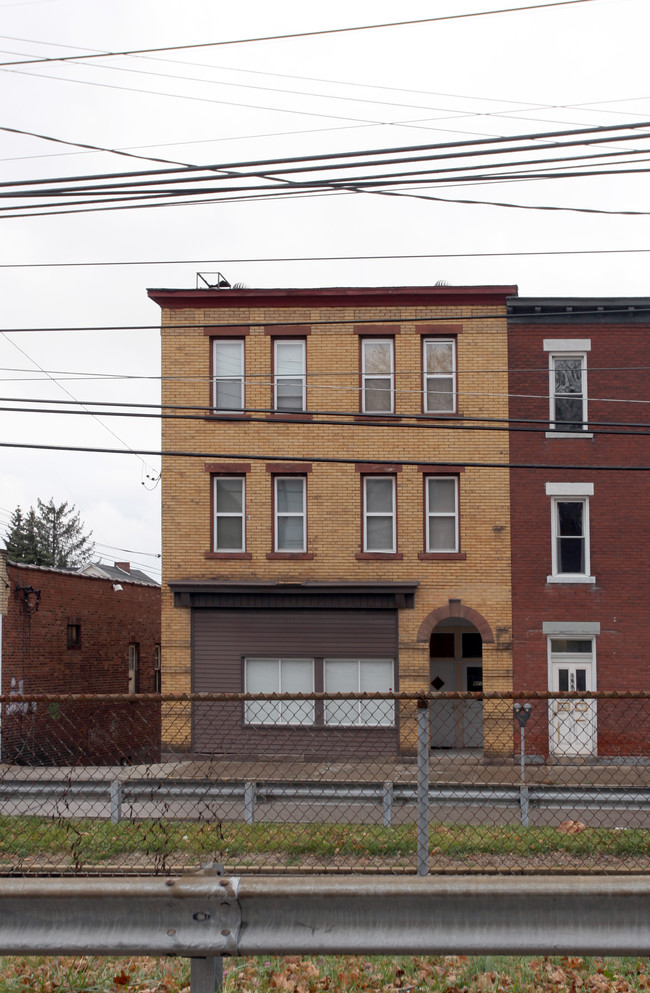 2850 Broadway Ave in Pittsburgh, PA - Foto de edificio - Building Photo