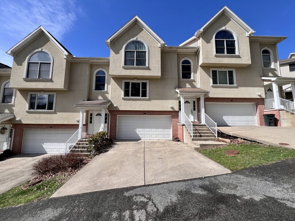 222 Palisades Dr in Morgantown, WV - Building Photo