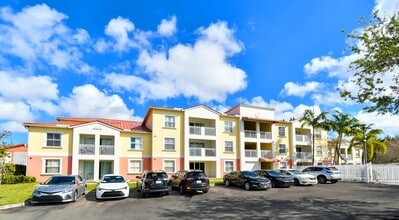 Park Hill Hollywood Apartments in Hollywood, FL - Foto de edificio - Building Photo