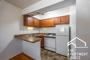 545 W Roscoe St, Unit 487 in Chicago, IL - Building Photo