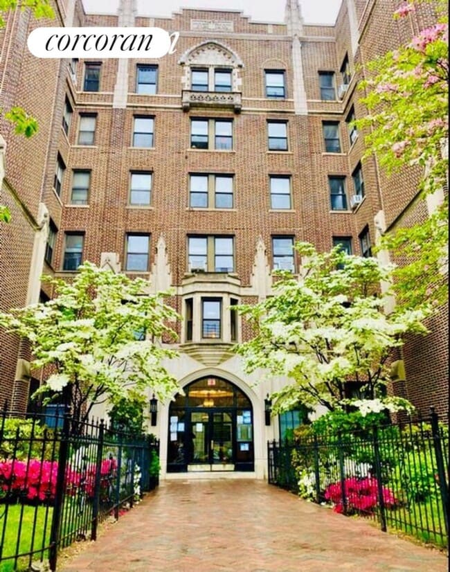 255 Eastern Pkwy in Brooklyn, NY - Foto de edificio - Building Photo