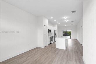 8005 NW 104th Ave in Doral, FL - Building Photo - Building Photo