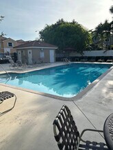 4015 Tree Top Rd in Hollywood, FL - Foto de edificio - Building Photo