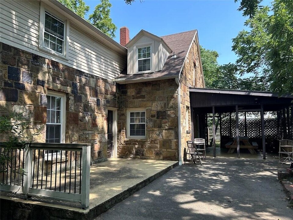 1055 Pollard Ave in Fayetteville, AR - Building Photo