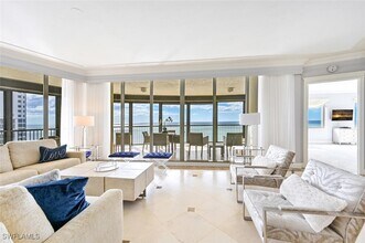 8665 Bay Colony Dr in Naples, FL - Building Photo - Building Photo