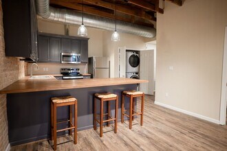 210 E Washington Ave in Navasota, TX - Building Photo - Building Photo