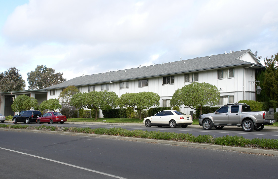 Del Lago Apartments in San Mateo, CA - Building Photo