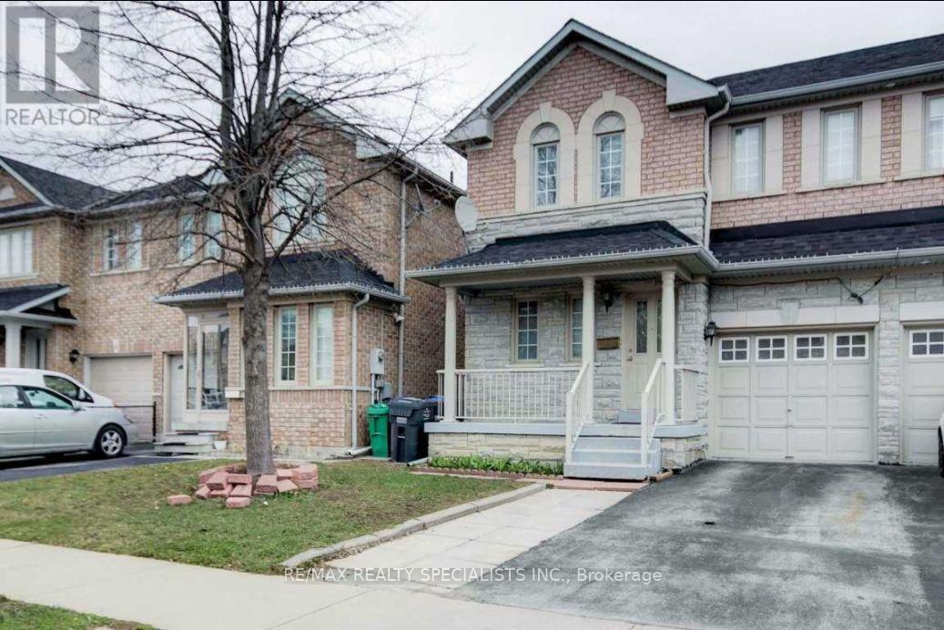 7 Canoe Glide Ln in Brampton, ON - Building Photo