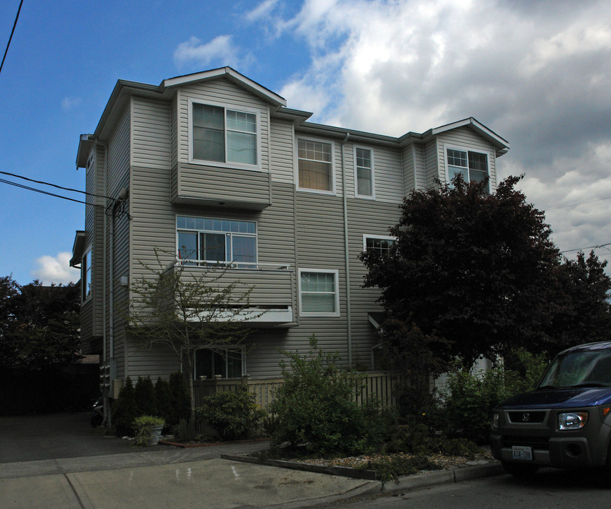 Crown Hill Court Apartments in Seattle, WA - Building Photo