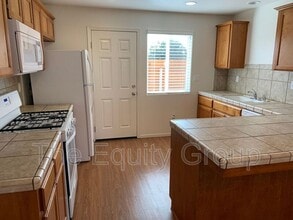 2921 N Crowe St in Visalia, CA - Building Photo - Building Photo