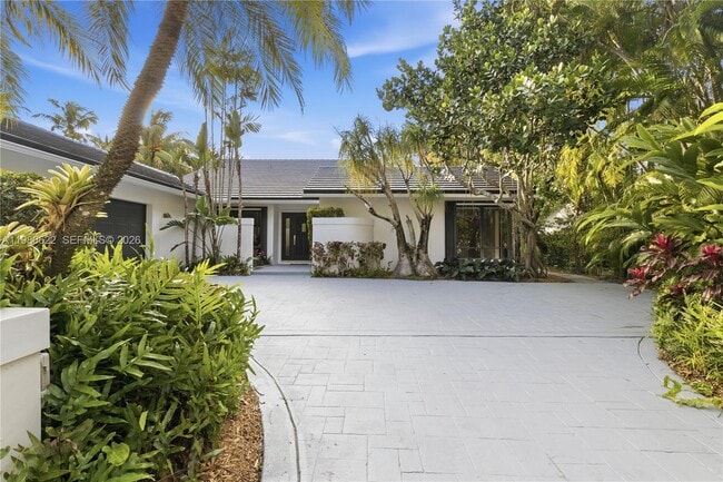 11028 SW 77th Ct Cir in Pinecrest, FL - Foto de edificio - Building Photo