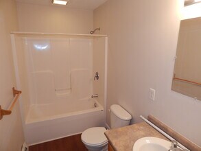 22 Cutts Street, Unit 104 in Biddeford, ME - Foto de edificio - Building Photo