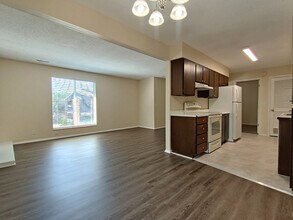 4536 South 1900 West, Unit 12 in Roy, UT - Foto de edificio - Building Photo