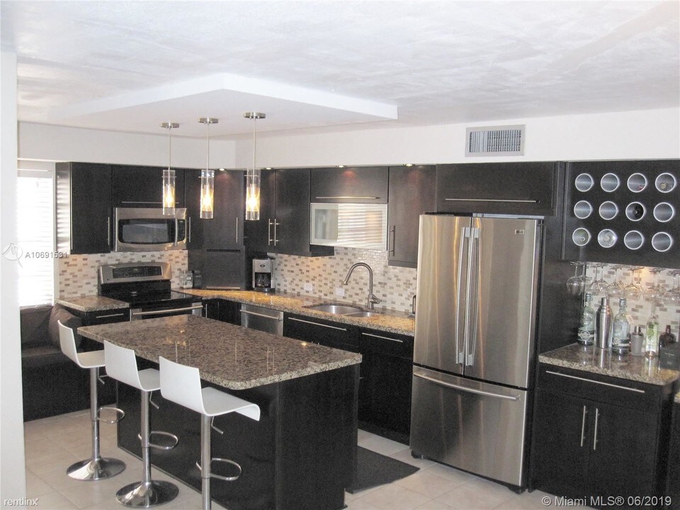 7705 Abbott Ave in Miami Beach, FL - Building Photo