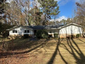3688 Rainbow Dr in Decatur, GA - Building Photo