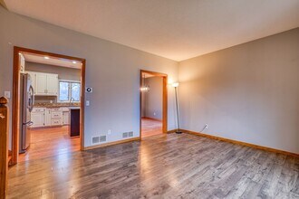 7123 Yorktown Ln N in Maple Grove, MN - Building Photo - Building Photo
