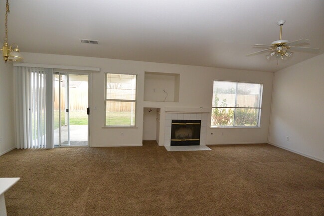 4222 E Paradise Ave in Visalia, CA - Building Photo - Building Photo