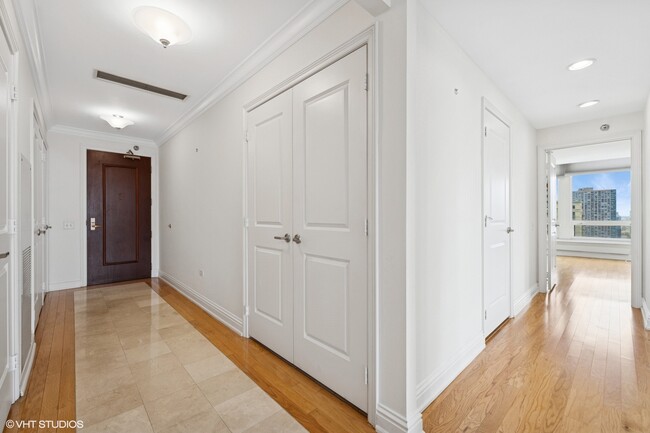 55 E Erie St in Chicago, IL - Building Photo - Building Photo
